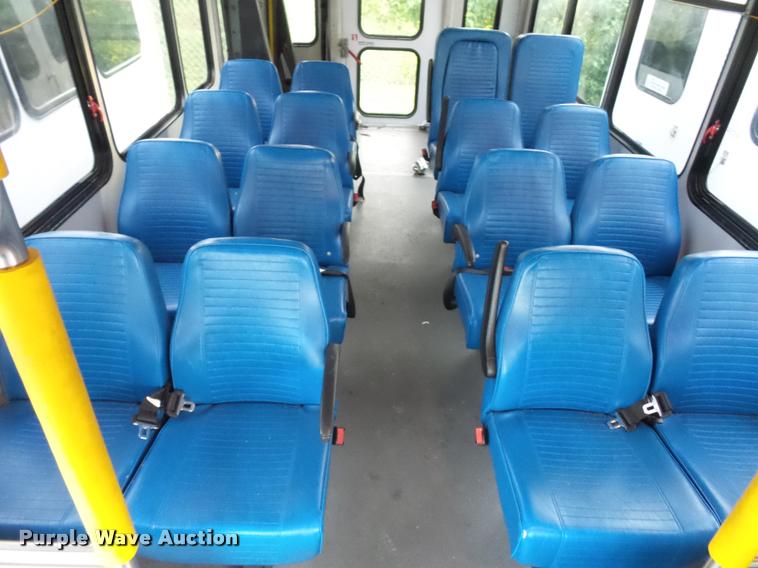 image for item L4339 2006 Ford Econoline E450 bus