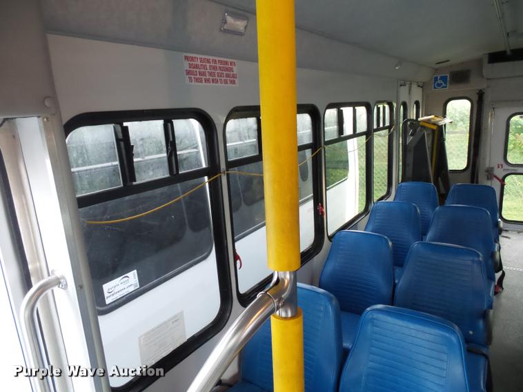 image for item L4339 2006 Ford Econoline E450 bus