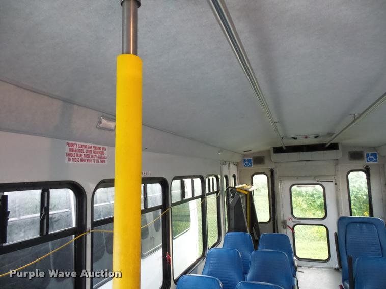 image for item L4339 2006 Ford Econoline E450 bus