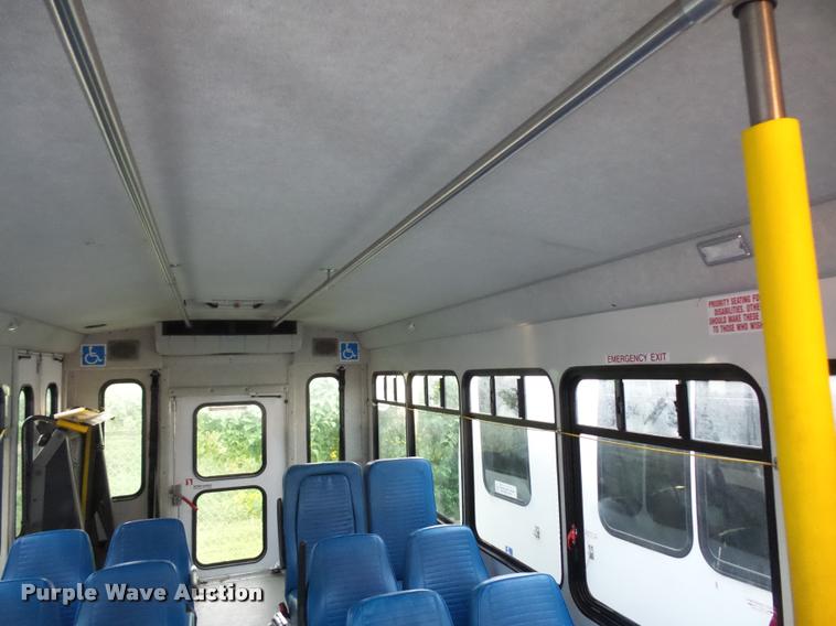 image for item L4339 2006 Ford Econoline E450 bus