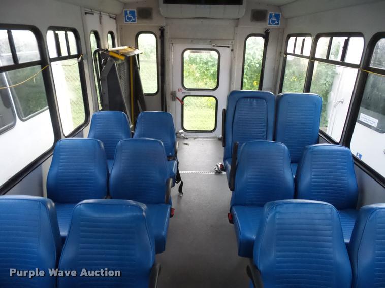 image for item L4339 2006 Ford Econoline E450 bus