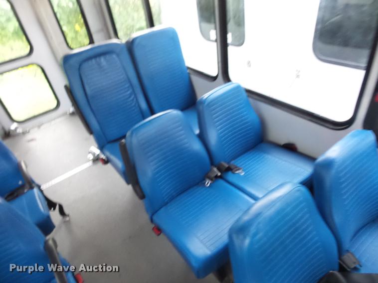 image for item L4339 2006 Ford Econoline E450 bus