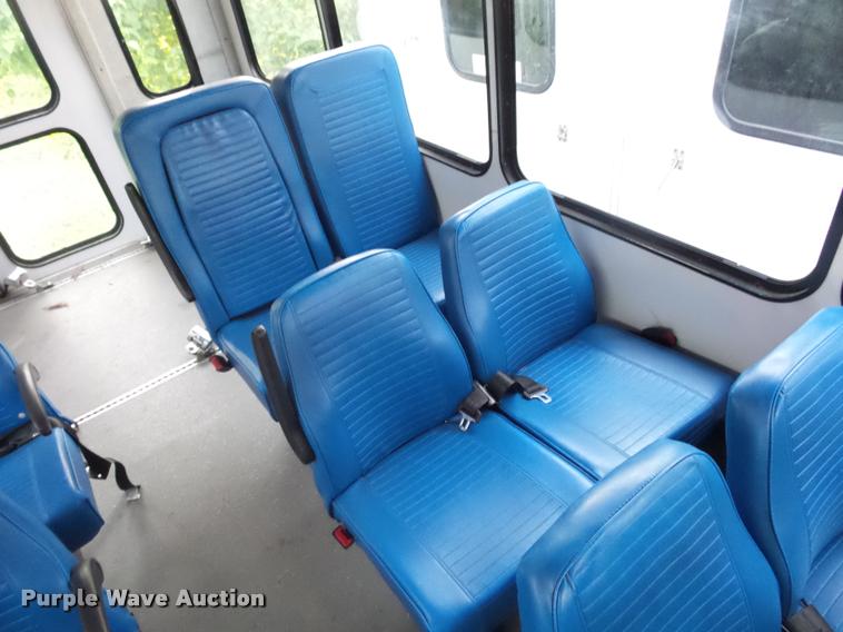 image for item L4339 2006 Ford Econoline E450 bus