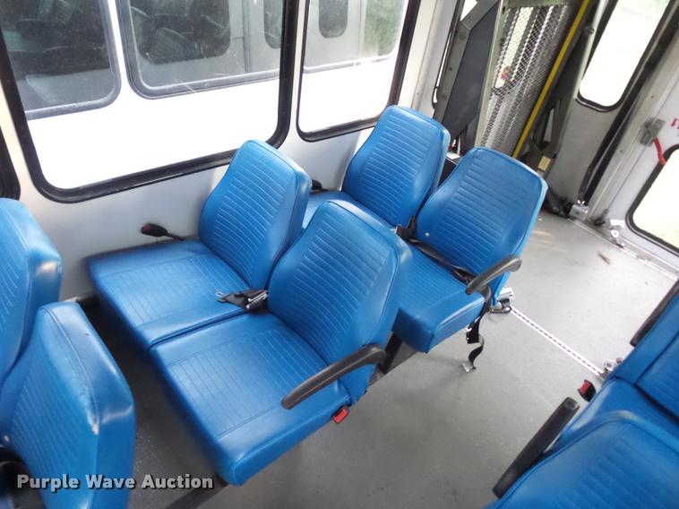 image for item L4339 2006 Ford Econoline E450 bus