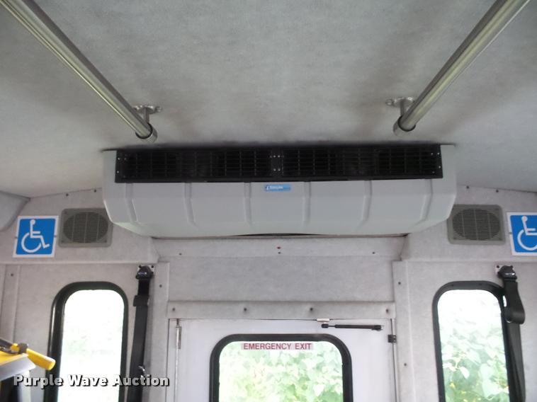 image for item L4339 2006 Ford Econoline E450 bus