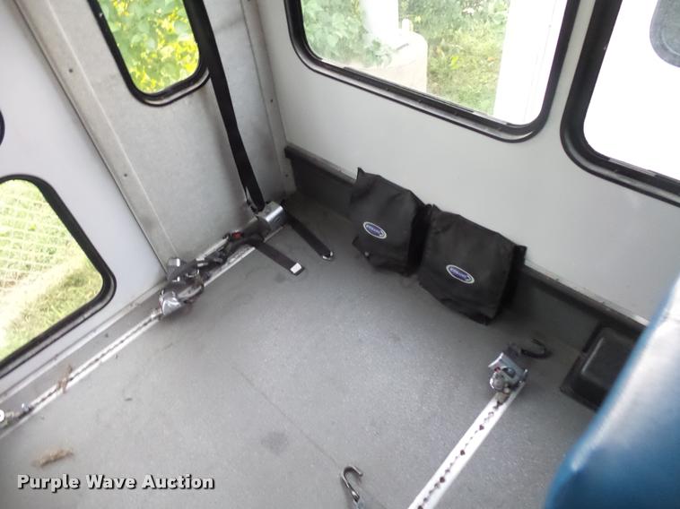 image for item L4339 2006 Ford Econoline E450 bus