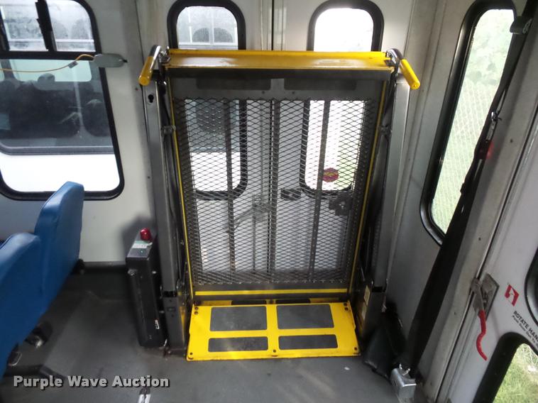 image for item L4339 2006 Ford Econoline E450 bus