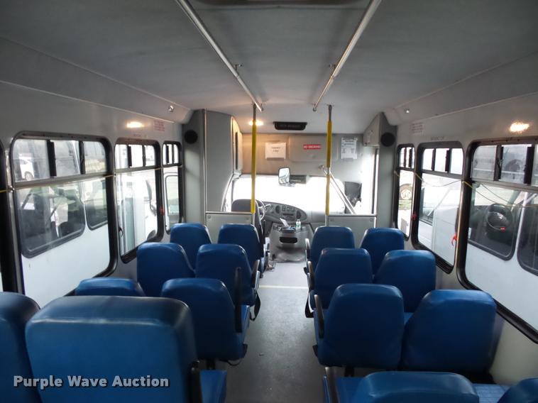 image for item L4339 2006 Ford Econoline E450 bus