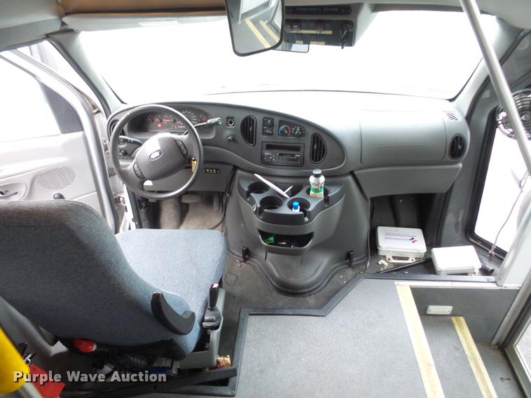 image for item L4339 2006 Ford Econoline E450 bus