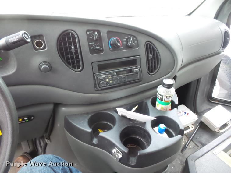 image for item L4339 2006 Ford Econoline E450 bus