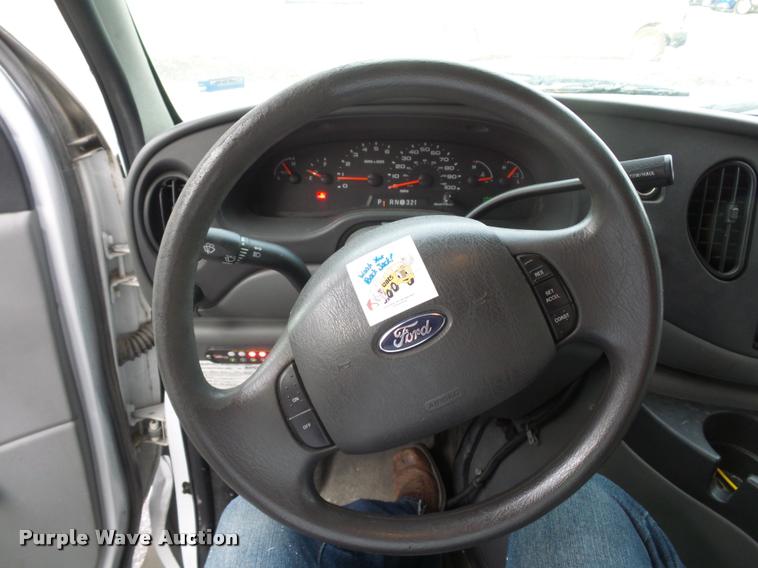 image for item L4339 2006 Ford Econoline E450 bus