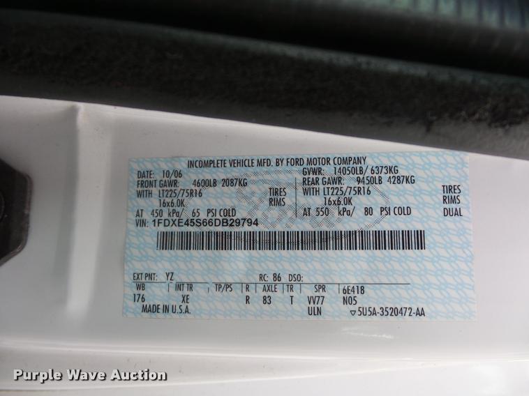 image for item L4339 2006 Ford Econoline E450 bus