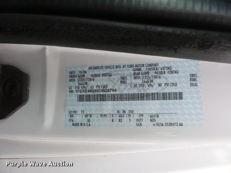 image for item L4339 2006 Ford Econoline E450 bus