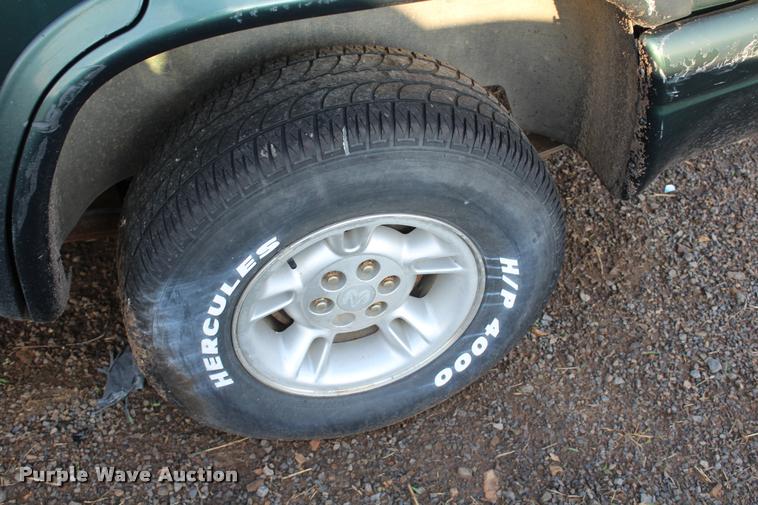 image for item L4800 1999 Dodge Durango SUV