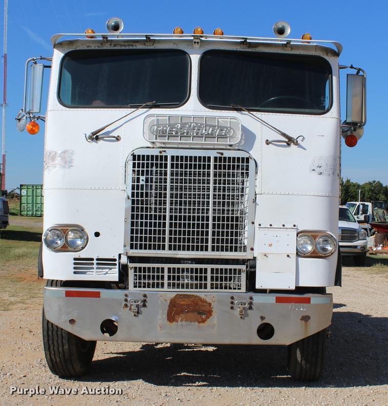 image for item L4804 1981 Freightliner FLT-8664T semi truck