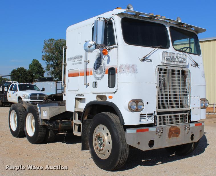 image for item L4804 1981 Freightliner FLT-8664T semi truck