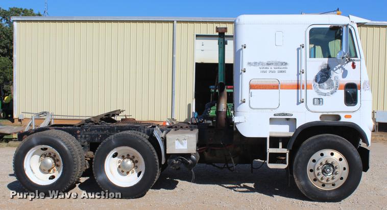 image for item L4804 1981 Freightliner FLT-8664T semi truck