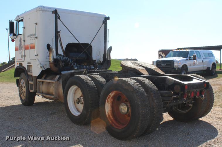 image for item L4804 1981 Freightliner FLT-8664T semi truck