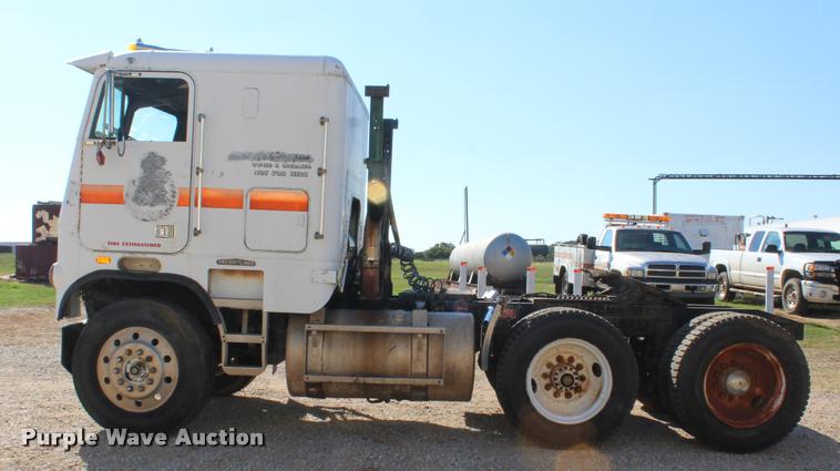 image for item L4804 1981 Freightliner FLT-8664T semi truck