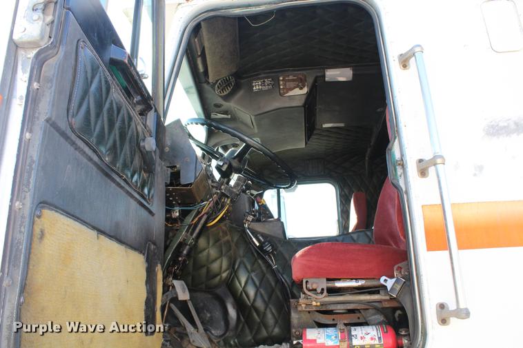 image for item L4804 1981 Freightliner FLT-8664T semi truck