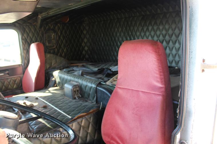 image for item L4804 1981 Freightliner FLT-8664T semi truck