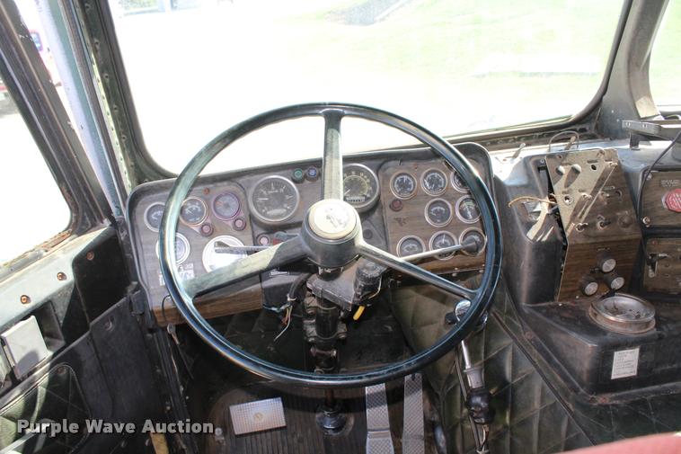 image for item L4804 1981 Freightliner FLT-8664T semi truck