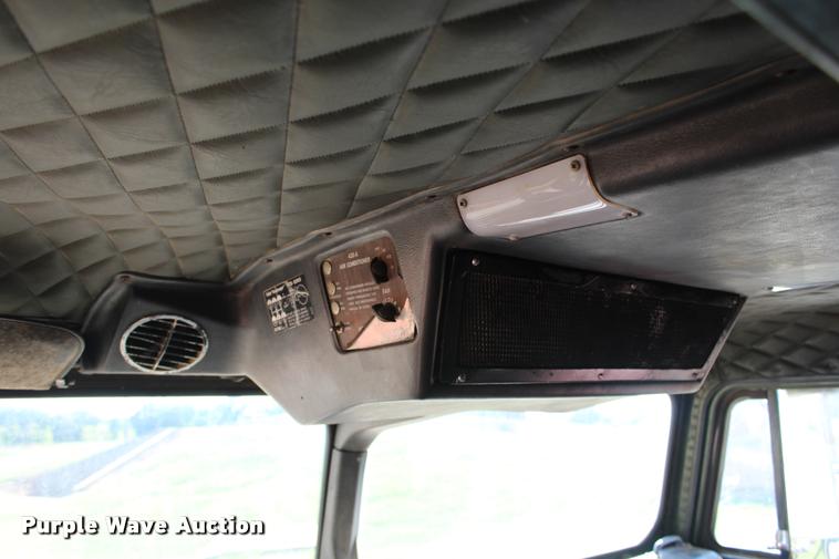 image for item L4804 1981 Freightliner FLT-8664T semi truck