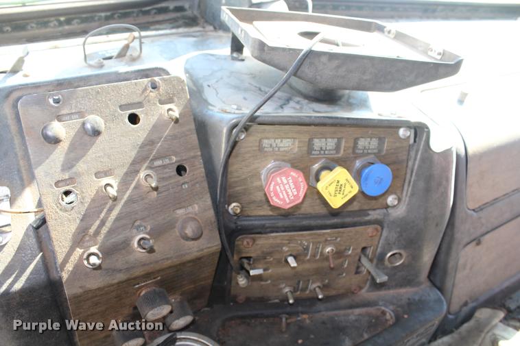 image for item L4804 1981 Freightliner FLT-8664T semi truck