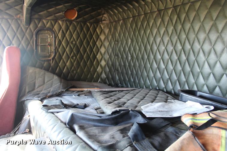 image for item L4804 1981 Freightliner FLT-8664T semi truck