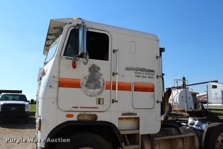 image for item L4804 1981 Freightliner FLT-8664T semi truck