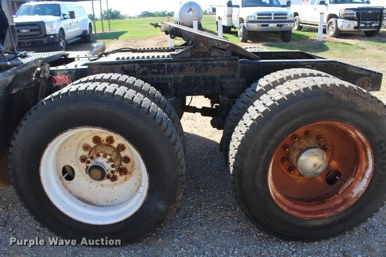 image for item L4804 1981 Freightliner FLT-8664T semi truck