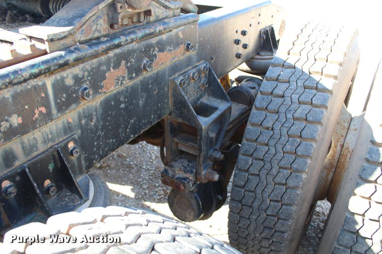 image for item L4804 1981 Freightliner FLT-8664T semi truck