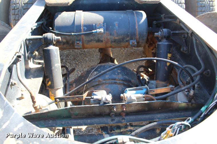 image for item L4804 1981 Freightliner FLT-8664T semi truck