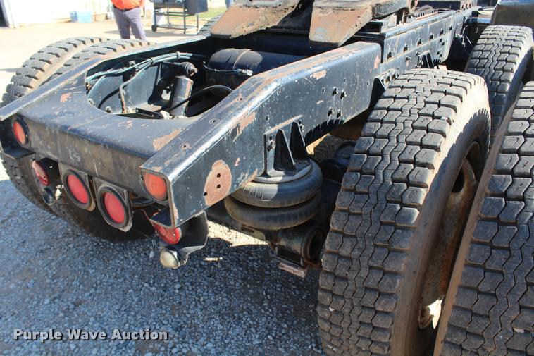 image for item L4804 1981 Freightliner FLT-8664T semi truck