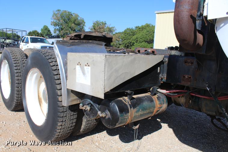 image for item L4804 1981 Freightliner FLT-8664T semi truck