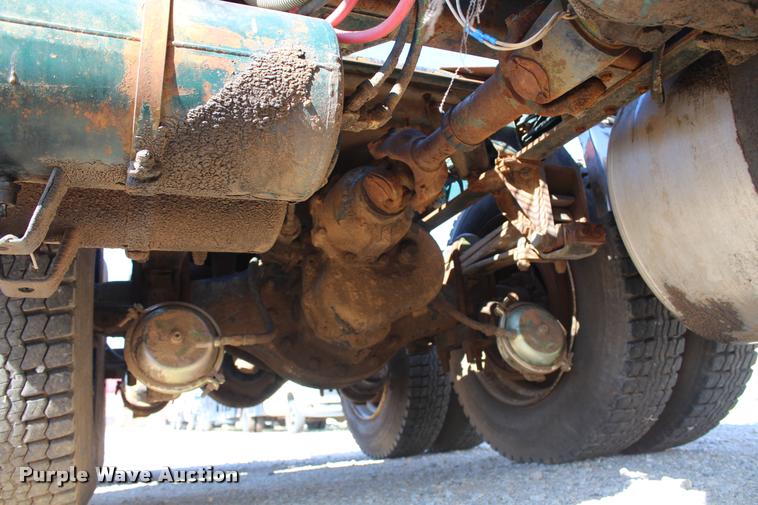 image for item L4804 1981 Freightliner FLT-8664T semi truck