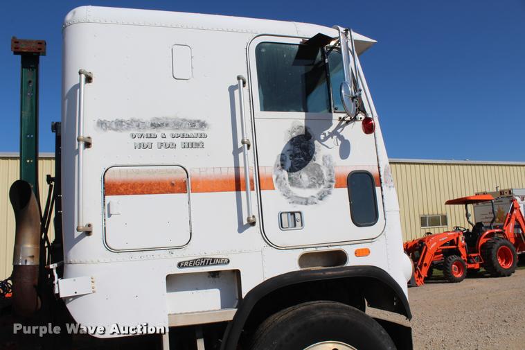 image for item L4804 1981 Freightliner FLT-8664T semi truck