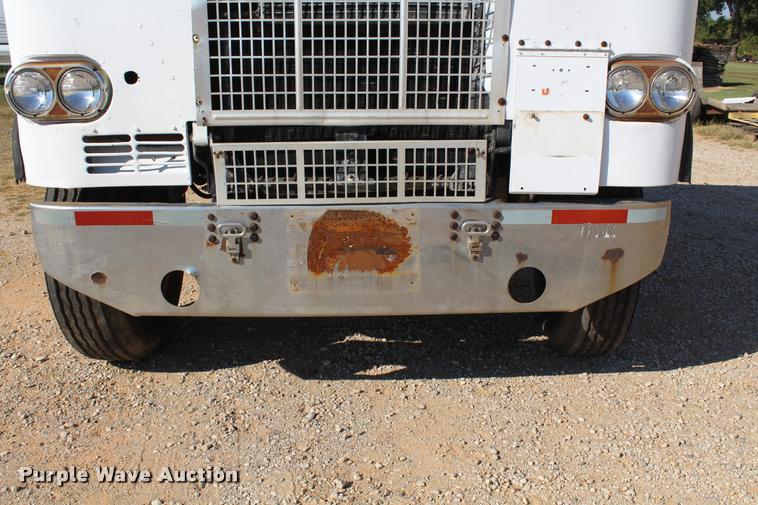 image for item L4804 1981 Freightliner FLT-8664T semi truck