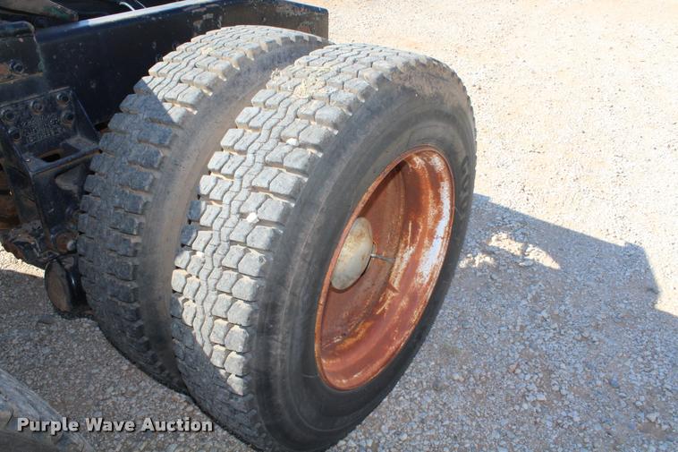 image for item L4804 1981 Freightliner FLT-8664T semi truck