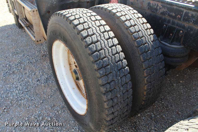 image for item L4804 1981 Freightliner FLT-8664T semi truck