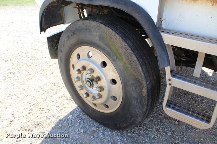 image for item L4804 1981 Freightliner FLT-8664T semi truck