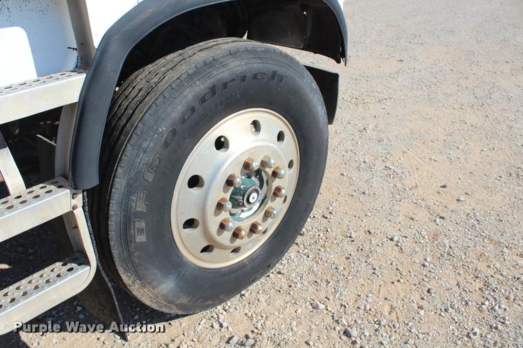 image for item L4804 1981 Freightliner FLT-8664T semi truck