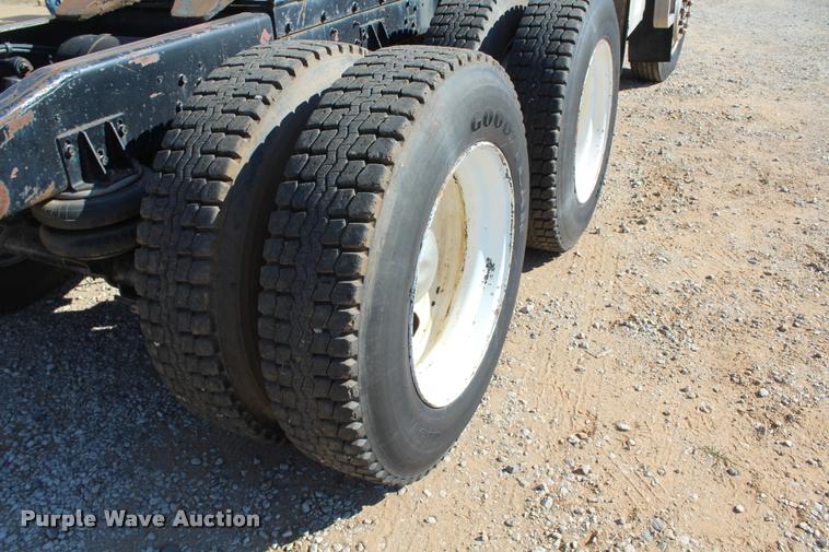 image for item L4804 1981 Freightliner FLT-8664T semi truck