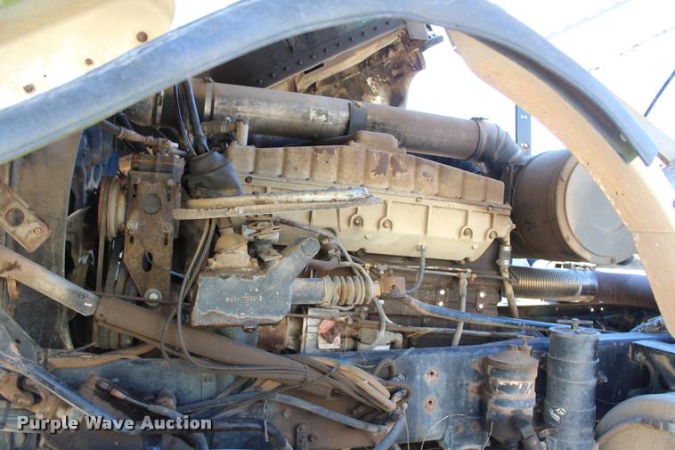 image for item L4804 1981 Freightliner FLT-8664T semi truck