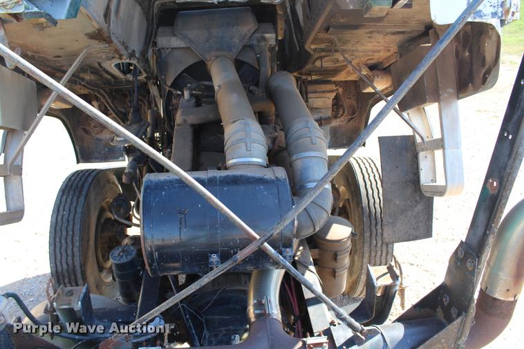 image for item L4804 1981 Freightliner FLT-8664T semi truck