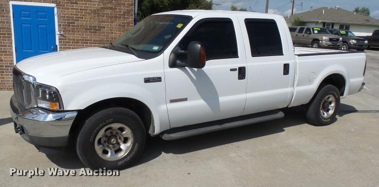image for item L7126 2004 Ford F250 Super Duty XLT Crew Cab pickup truck