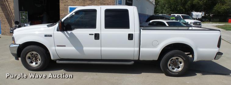 image for item L7126 2004 Ford F250 Super Duty XLT Crew Cab pickup truck