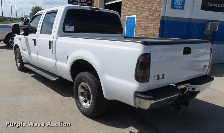 image for item L7126 2004 Ford F250 Super Duty XLT Crew Cab pickup truck