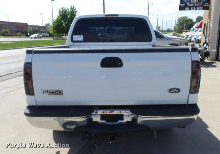 image for item L7126 2004 Ford F250 Super Duty XLT Crew Cab pickup truck