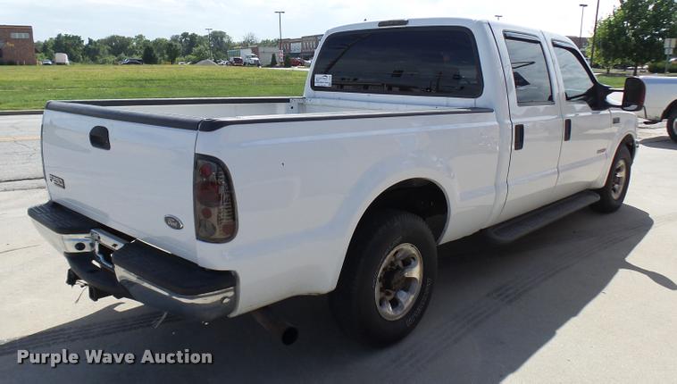 image for item L7126 2004 Ford F250 Super Duty XLT Crew Cab pickup truck